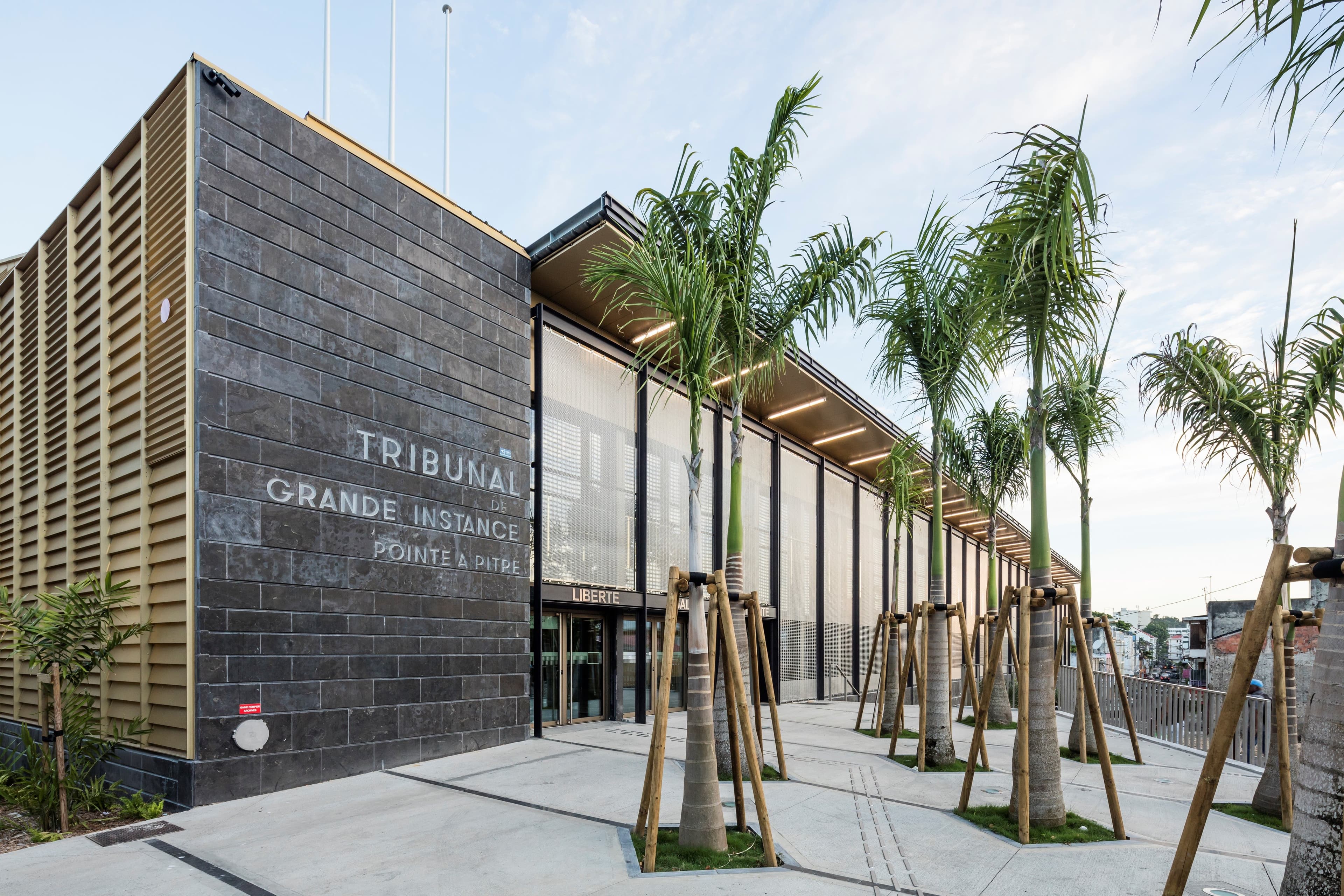 Façade d'un tribunal avec la statue de la justice
